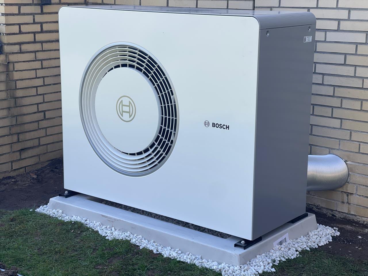 Bosch-Wärmepumpe an einer Hauswand